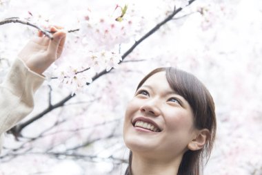 Kiraz bahçesindeki genç kadının portresi.