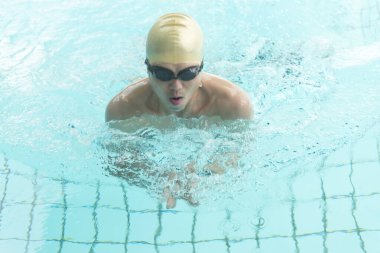 Yüzme havuzundaki Asyalı adam. 