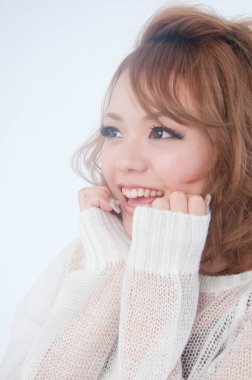 Asyalı güzel bir kadının stüdyo portresi