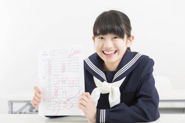 Test sonuçlarıyla güzel Japon öğrencinin portresi.