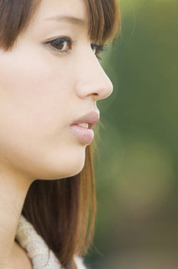 Güzel yüzlü genç bir kadın, yakın çekim manzaralı.