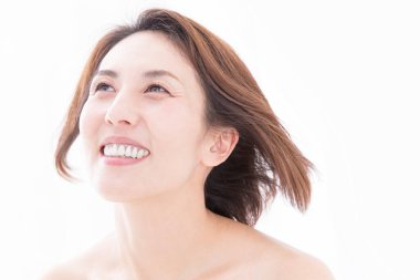 Beyaz arka planda Asyalı güzel bir kadının portresi