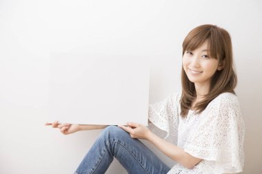 Boş işareti ile genç Asyalı kadın