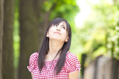 Yaz parkında güzel bir Asyalı genç kadın