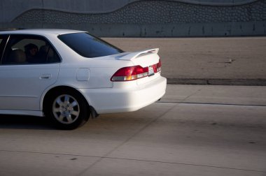 Yoldaki arabayı kapat.