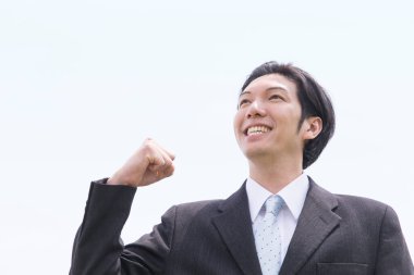 Parkta yumruğu olan genç bir iş adamı 