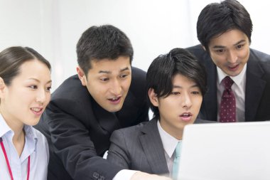 Bir iş ekibiyle Asyalı meslektaşlar arasında bir proje üzerinde ortak bir çaba.