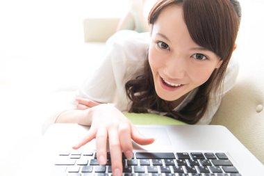 Dizüstü bilgisayar kullanan Asya genç kadın 