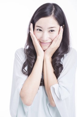 Stüdyoda gülümseyen Asyalı kadının el ele tutuşması.