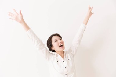 Genç güzel Asyalı kadın kaldırdı kollarını