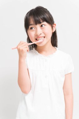 Dişlerini fırçalayan Asyalı kızın portresi 