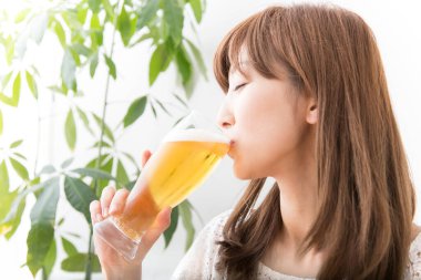 Bir bardak biralı güzel Japon kadın.