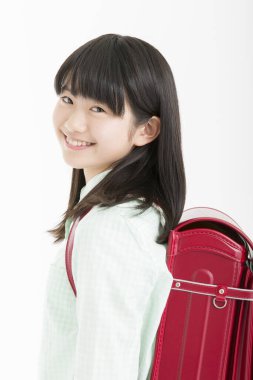 Genç Asyalı kız öğrenci beyaz arka planda izole edilmiş. 