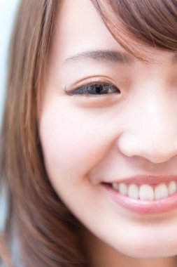 Genç kadın gülümsüyor, yakın çekim