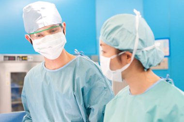 Cerrah ekibini kapatın. Ameliyathanede çalışıyorlar.