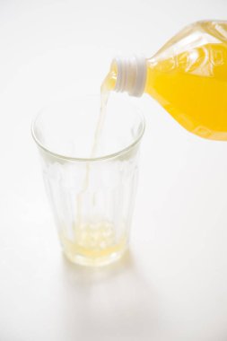 Beyaz arka planda izole edilmiş portakal suyu bardağı. 