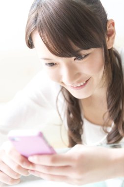 Genç bir kadın evde mesaj yolluyor.