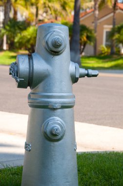 Bulanık sokak arkaplanı olan klasik su musluğu.