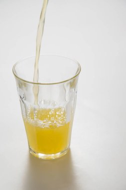 Beyaz arka planda izole edilmiş portakal suyu bardağı. 