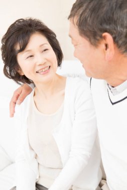 Evde mutlu bir çift var.