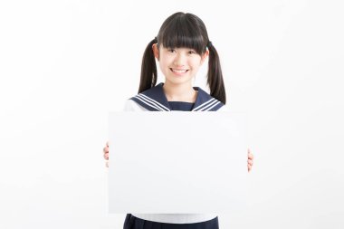 Okul üniformalı güzel bir öğrencinin portresi. Elinde beyaz bir tahta var.