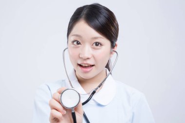 Beyaz üniformalı güzel Asyalı doktorun portresi.