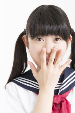 Beyaz arka planda okul üniformalı güzel Japon öğrencinin portresi.