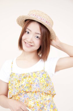 Şapkalı güzel bir kadının stüdyo portresi. 