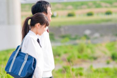 Genç Asyalı çift dışarıda geziyor. 