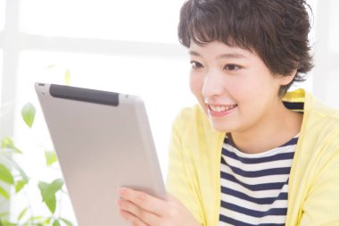 Tablet kullanan kadın