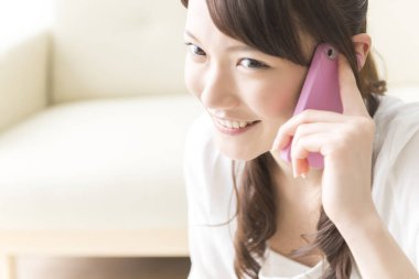 kadın kanepe ile hareket eden telefon