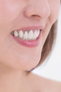 Güzel Asyalı kadın dişlerine yakın çekim