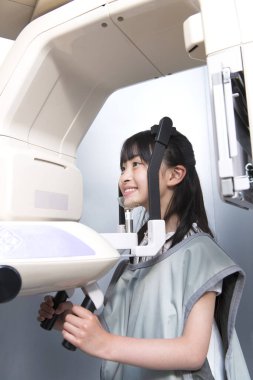 3d jaws x-ray yapan Asyalı kızı kapat