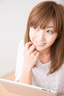 Asyalı kadın ile tablet bilgisayar