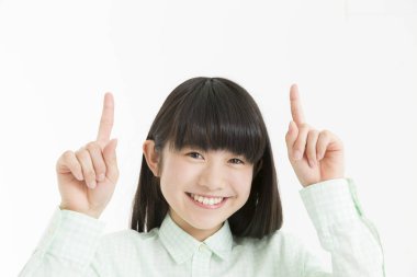 Genç Asyalı kız öğrencinin işaret ettiği beyaz arka plan 