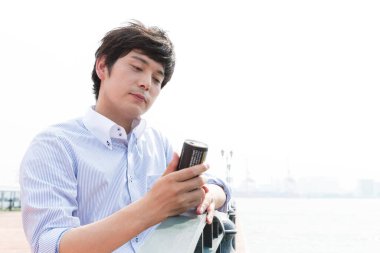 Konserve kutusu olan genç bir adam. 