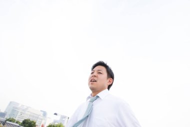 Genç Asin şehirde yürüyor.