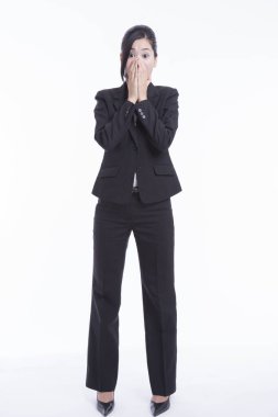 Beyaz arka planda soyutlanmış genç bir iş kadını