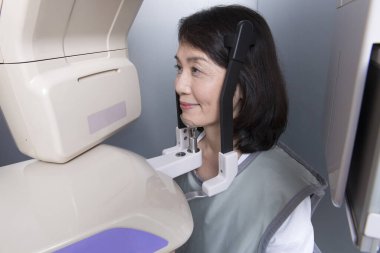 3d jaws x-ray yapan Asyalı kadını kapat