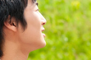 Genç bir öğrencinin açık hava portresini kapatın.