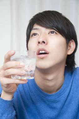 Asyalı adam su içme