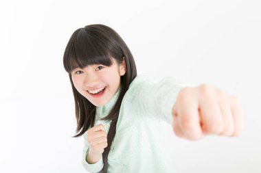 Asyalı kız dövüşçü jesti yapıyor.