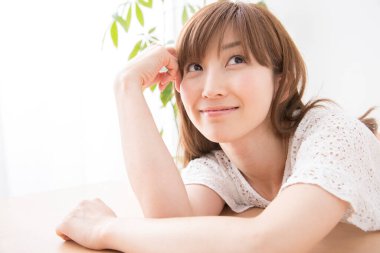 Kadın evde dinleniyor.