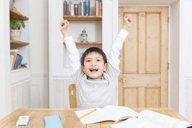 Asyalı çocuk evde ödev