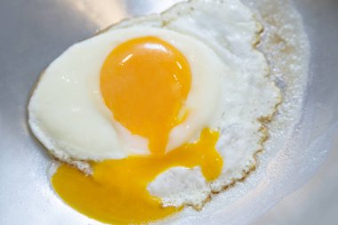 Kızarmış yumurta, yakından bak.