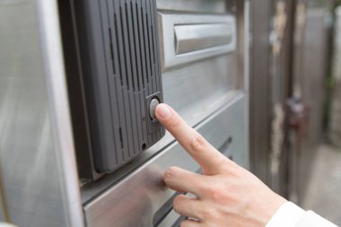 Japonya 'da modern posta kutusunu açan kadın eli