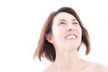 Beyaz arka planda bir kadının portresi