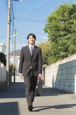 İş adamı caddede yürüyor