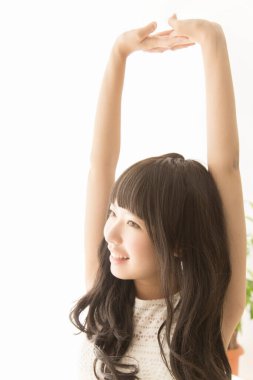 Asyalı kadın sabah kollarını açıyor. 