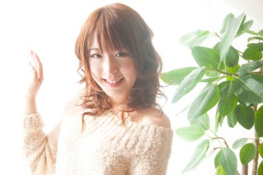 Evde poz veren Asyalı güzel bir kadın. 